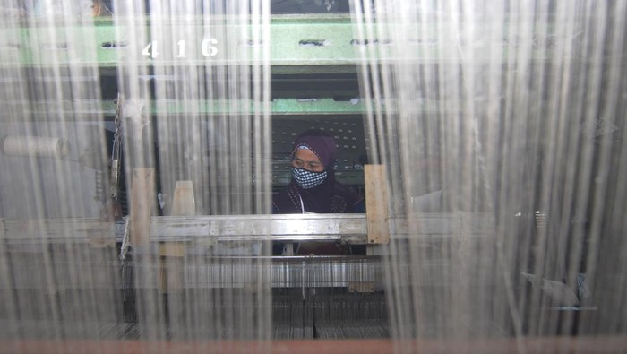 Sejumlah pekerja menyiapkan bahan benang untuk memproduksi kain ihram di rumah produksi Sempulur Pratama, Polanharjo, Klaten, Jawa Tengah, Senin (8/5/2023). Menurut produsen, permintaan kain ihram menjelang musim Haji mengalami peningkatan yang bulan biasanya permintaan hanya sebanyak 1.000 pasang kain ihram meningkat menjadi 3.000 pasang kain ihram untuk memenuhi permintaan dari berbagai daerah di Indonesia dengan harga Rp85 ribu hingga Rp120 ribu per pasang. ANTARA FOTO/Aloysius Jarot Nugroho/rwa.