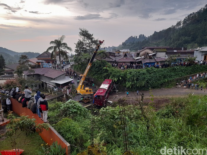 Proses evakuasi bangkai bus Duta Wisata dari jurang sungai di kawasan wisata Guci, Tegal, Senin (8/5/2023) sore.