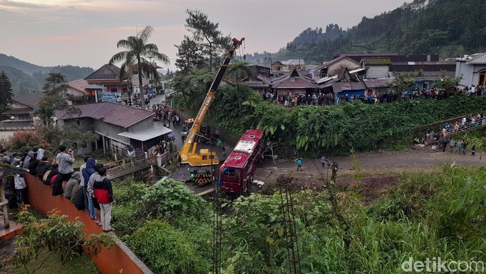 Proses evakuasi bangkai bus Duta Wisata dari jurang sungai di kawasan wisata Guci, Tegal, Senin (8/5/2023) sore.