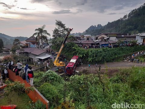 Proses evakuasi bangkai bus Duta Wisata dari jurang sungai di kawasan wisata Guci, Tegal, Senin (8/5/2023) sore.