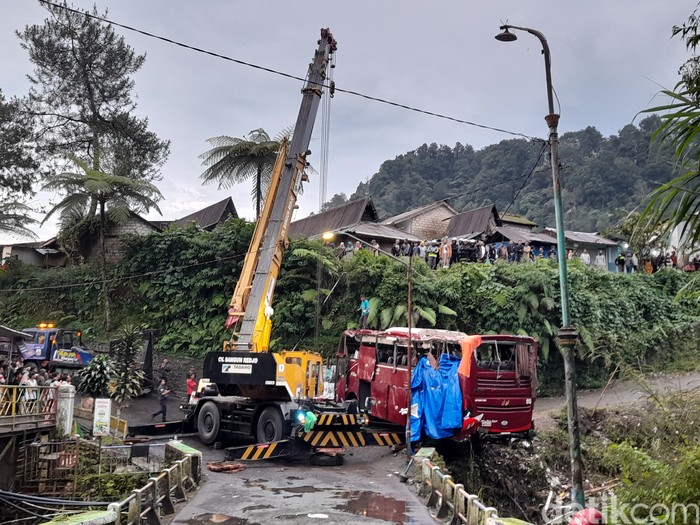 Proses evakuasi bangkai bus Duta Wisata dari jurang sungai di kawasan wisata Guci, Tegal, Senin (8/5/2023) sore.
