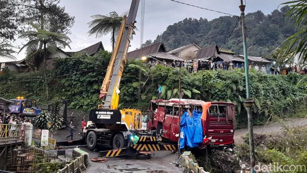 Proses evakuasi bangkai bus Duta Wisata dari jurang sungai di kawasan wisata Guci, Tegal, Senin (8/5/2023) sore.