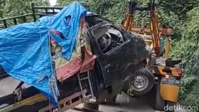 Proses evakuasi pikap masuk jurang di Asahan.
