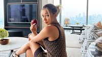 Akan tetapi, Putry Poyz merasa ada yang kurang dari yang dihasilkan yakni belum punya suami. (Foto: dok Instagram)