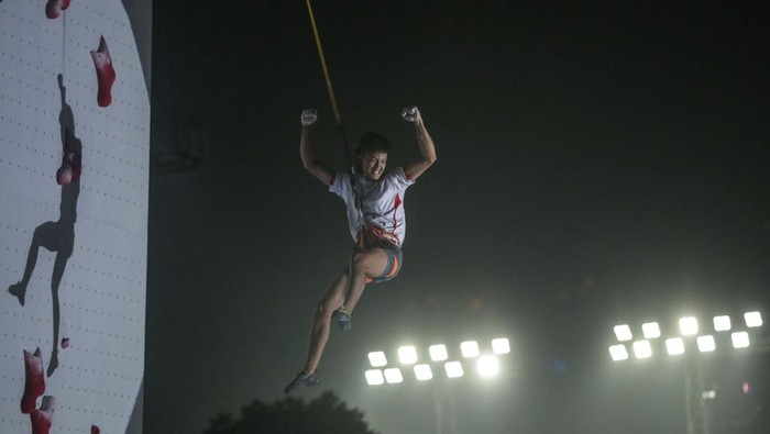 Raharjati Nursamsa Juara Dunia Panjat Tebing 2023 Kalahkan Atlet China Atlet panjat tebing Indonesia Raharjati Nursamsa berselebrasi pada final nomor speed Kejuaraan Dunia Panjat Tebing di kawasan Gelora Bung Karno, Jakarta, Minggu (7/5/2023). Raharjati Nursamsa menjadi juara dunia seri Jakarta setelah mengalahkan atlet panjat tebing China Xinshang Wang dengan catatan waktu 5,11 detik. ANTARA FOTO/Hendra Nurdiyansyah/rwa.