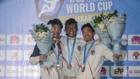 Altet panjat tebing Indonesia Raharjati Nursamsa (tengah) bersama rekannya Kiromal Katibin (kanan) dan atlet panjat tebing Cina Wang Xinshang (kiri) berada di atas podium usai mengikuti final nomor speed Kejuaraan Dunia Panjat Tebing di kawasan Gelora Bung Karno, Jakarta. ANTARA FOTO/Hendra Nurdiyansyah