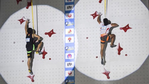Atlet panjat tebing Indonesia Raharjati Nursamsa (kanan) beradu cepat dengan atlet panjat tebing China Wang Xinshang (kiri) saat pertandingan final nomor speed putra Piala Dunia Panjat Tebing 2023 IFSC Seri Jakarta di kawasan Gelora Bung Karno, Jakarta, Minggu (7/5/2023). Raharjati Nursamsa menjadi juara dunia dengan mencatatkan waktu 5.11 detik sedangkan atlet China Wang Xinshang menjadi juara kedua dengan mencatatkan waktu 5.14 detik. ANTARA FOTO/Galih Pradipta/YU