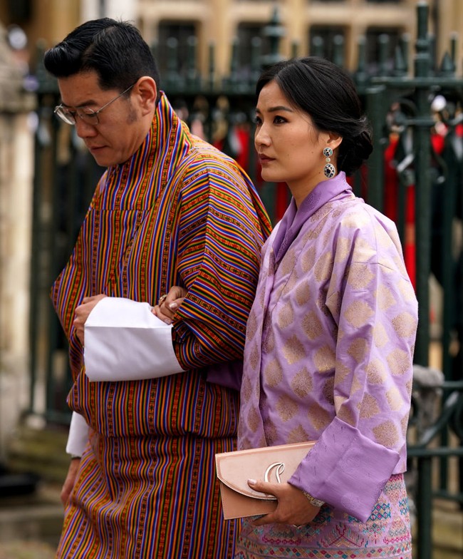 Ratu Jetsun Pema juga memakai busana tradisional untuk kaum wanita yang disebut Kira. Seperti Gho, Kira juga terdiri dari beberapa lapis. Foto: Getty Images