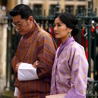Ratu Jetsun Pema juga memakai busana tradisional untuk kaum wanita yang disebut Kira. Seperti Gho, Kira juga terdiri dari beberapa lapis. Foto: Getty Images