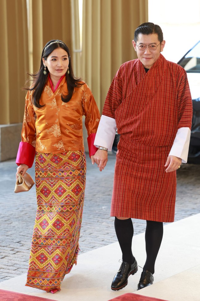 Untuk acara tersebut, keduanya memilih baju tradisional nuansa merah-kuning. Penampilan Jetsun Pema kembali menarik perhatian, tidak lain karena keindahan kain warna-warni yang dikenakannya sebagai bawahan. Foto: Getty Images
