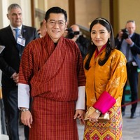 Kira juga dilengkapi dengan baju luaran berupa jaket pendek atau disebut toego. Biasanya memiliki desain atraktif bergambar bunga dengan warna-warna cerah.  Foto: Getty Images