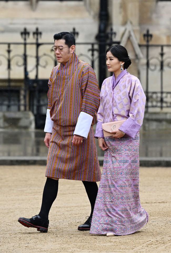 Raja Jigme Khesar Namgyel Wangchuck dan Ratu Jetsun Pema dari Bhutan mengenakan busana tradisional bernuansa ungu saat menginjakkan kaki di Westminster Abbey, London, Inggris, pada Sabtu (6/5/2023).  Foto: Getty Images