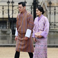 Raja Jigme Khesar Namgyel Wangchuck dan Ratu Jetsun Pema dari Bhutan mengenakan busana tradisional bernuansa ungu saat menginjakkan kaki di Westminster Abbey, London, Inggris, pada Sabtu (6/5/2023).  Foto: Getty Images