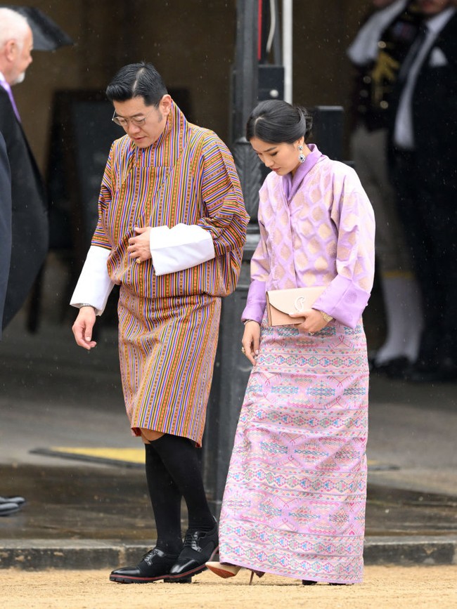 Kira adalah gaun sepanjang lutut terbuat dari kain tenun. Biasanya dikenakan bersama blouse lengan panjang yang disebut wonju.  Foto: Getty Images
