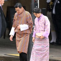 Kira adalah gaun sepanjang lutut terbuat dari kain tenun. Biasanya dikenakan bersama blouse lengan panjang yang disebut wonju.  Foto: Getty Images