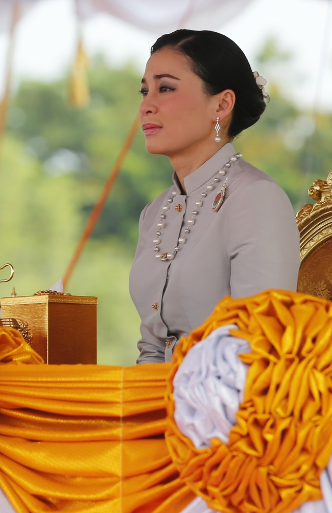 Setelah secara sah mempersunting Suthida, Raja memberinya gelar Ratu Suthida Vajiralongkorn na Ayudhya. Siapa sosok Ratu Suthida dan masa lalunya pun terbilang misterius karena pembatasan berita tentang keluarga Kerajaan Thailand.  (Foto: Chaiwat Subprasom/SOPA Images/LightRocket via Getty Images)