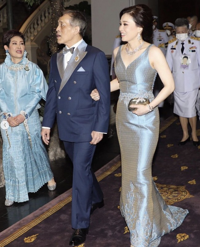 Hubungan mereka sempat menjadi skandal pada 2016 setelah beredar foto Raja dan Suthida di sebuah bandara dekat Munich, Jerman. Raja terlihat memakai crop top putih yang mengekspos tato besar di punggung, dan jeans ketat saat hendak memasuki pesawat. Meski sudah berstatus istri sah Raja Thailand, Ratu Suthida tetap harus bersaing dengan para selir lainnya. (Foto: Instagram/@royalwatchers)