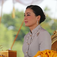 Setelah secara sah mempersunting Suthida, Raja memberinya gelar Ratu Suthida Vajiralongkorn na Ayudhya. Siapa sosok Ratu Suthida dan masa lalunya pun terbilang misterius karena pembatasan berita tentang keluarga Kerajaan Thailand.  (Foto: Chaiwat Subprasom/SOPA Images/LightRocket via Getty Images)