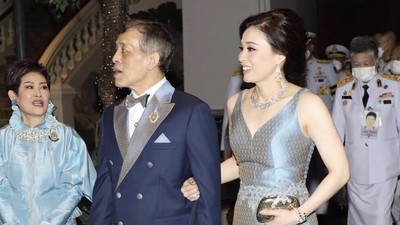 9 Foto Istri Sah Raja Thailand yang Muncul di Penobatan Charles, Pamer Mesra