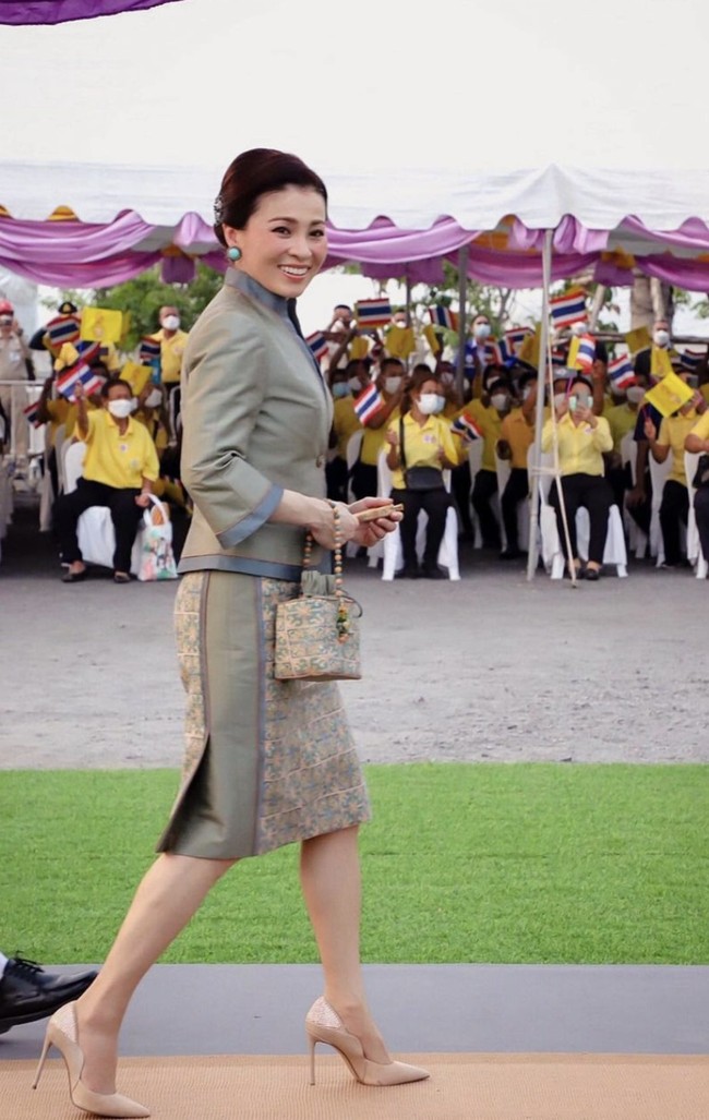 Lulus SMA, Suthida melanjutkan pendidikan ke Assumption University, sebuah perguruan tinggi swasta Katolik di Bangkok yang biaya kuliahnya sekitar US$ 41.000 per tahun. (Foto: Instagram/@royalwatchers)