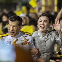Hukum lese-majeste yang kejam di Thailand membuat media lokal enggan mengulik lebih jauh kehidupan pribadi keluarga Kerajaan, termasuk Ratu Suthida. Santer terdengar kabar bahwa Raja menikahinya karena berstatus selir favorit. (Foto: Lauren DeCicca/Getty Images)