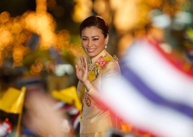 Kuning merupakan warna sakral bagi keluarga Kerajaan Thailand dan para kaum loyalnya. Warna tersebut menyimbolkan doa dan harapan supaya raja panjang umur. Dalam kesempatan formal, Ratu Suthida kerap terlihat memakai busana tradisional berwarna kuning. (Foto: Chaiwat Subprasom/SOPA Images/LightRocket via Getty Images)