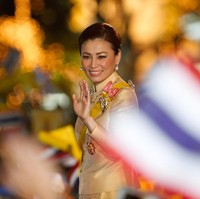 Kuning merupakan warna sakral bagi keluarga Kerajaan Thailand dan para kaum loyalnya. Warna tersebut menyimbolkan doa dan harapan supaya raja panjang umur. Dalam kesempatan formal, Ratu Suthida kerap terlihat memakai busana tradisional berwarna kuning. (Foto: Chaiwat Subprasom/SOPA Images/LightRocket via Getty Images)