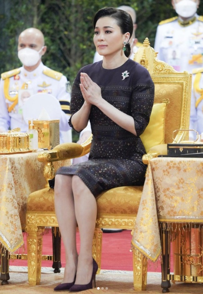 Suthida diketahui bukan berasal dari keluarga berdarah biru. Ia terlahir sebagai rakyat biasa pada 1978. (Foto: Instagram/@royalwatchers)