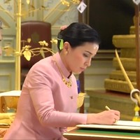 Potret dari tangkapan layar TV Thailand memperlihatkan prosesi pernikahan Raja dan Suthida. Ratu Suthida merupakan istri keempat Raja Maha Vajiralongkorn yang tiga kali mengalami kegagalan pernikahan. Daily Mail mengabarkan, pengumuman pernikahan mereka pada 1 Mei 2019 atau tiga tahun setelah ayahnya, Raja Bhumibol Adulyadej meninggal, disebut mengejutkan rakyat Thailand karena digelar beberapa hari sebelum penobatan resminya.  Foto: THAI TV POOL/AFP via Getty Images