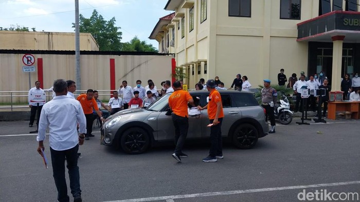 Rekonstruksi penganiayaan Ken Admiral oleh Aditya Hasibuan di Polda Sumut. (Goklas Wisely/detikSumut)