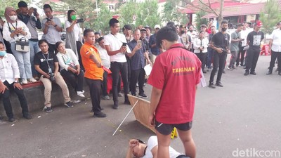Lihat Lagi Momen Rekonstruksi Penganiayaan Anak AKBP Achiruddin ke Ken