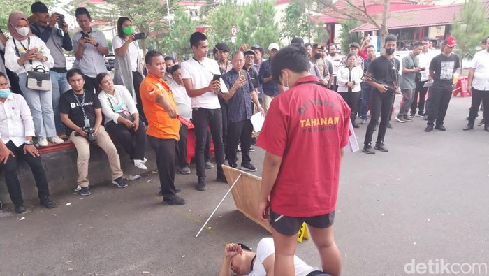 Rekonstruksi penganiyaan oleh anak AKBP Achiruddin, Aditya Hasibuan. (Finta Rahyuni/detikSumut)