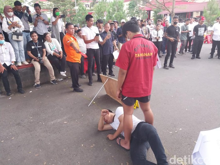 Rekonstruksi penganiyaan oleh anak AKBP Achiruddin, Aditya Hasibuan. (Finta Rahyuni/detikSumut)