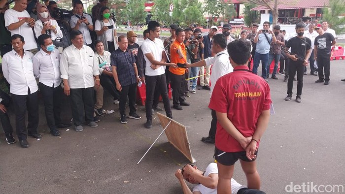 Rekonstruksi saat Arya Hasibuan memberikan HP ke Raja Inal Daulat Siregar untuk merekam penganiayaan itu