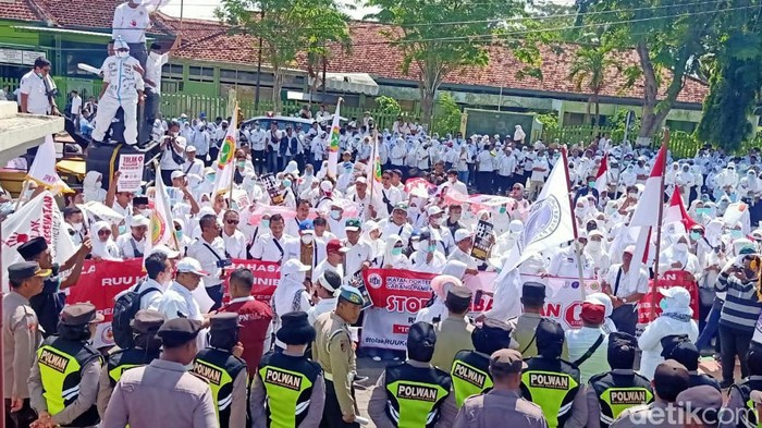 Ribuan Nakes Di Pamekasan Demo Tolak Ruu Kesehatan 6278