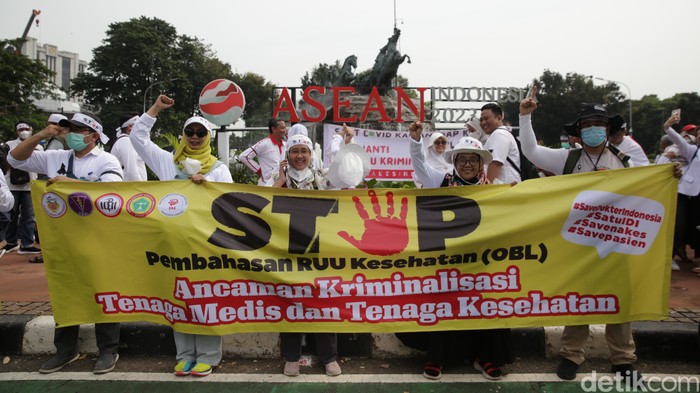 Ribuan tenaga kesehatan dari berbagai kelompok dan daerah melakukan aksi unjuk rasa di kawasan Patung Kuda Arjuna Wiwaha di Jalan Medan Merdeka Barat, Jakarta Pusat, Senin (8/5/2023). Mereka demo menolak RUU Kesehatan yang sedang dibahas pemerintah dan DPR.