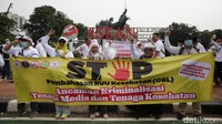 Dalam aksinya massa membawa sejumlah atribut, berupa poster dan spanduk yang berisi tuntutan.  