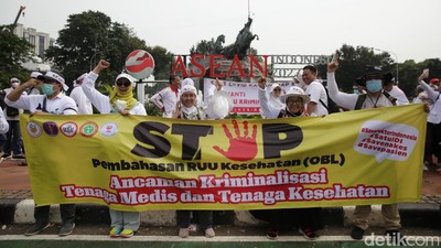 Ribuan Nakes Gelar Aksi Tolak RUU Kesehatan di Patung Kuda