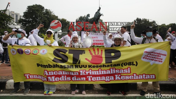 Ribuan tenaga kesehatan dari berbagai kelompok dan daerah melakukan aksi unjuk rasa di kawasan Patung Kuda Arjuna Wiwaha di Jalan Medan Merdeka Barat, Jakarta Pusat, Senin (8/5/2023). Mereka demo menolak RUU Kesehatan yang sedang dibahas pemerintah dan DPR.