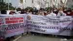 Ribuan Nakes Gelar Aksi Tolak RUU Kesehatan di Patung Kuda