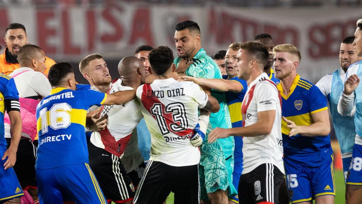 Duel River Plate vs Boca Juniors berakhir ricuh. Foto: NurPhoto via Getty Images/NurPhoto