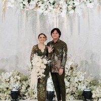 Keduanya tampil kompak mengenakan busana hijau tua. Mahalini mengenakan kebaya hijau dengan sarung batik yang senada dengan kemeja Rizky. Foto: dok. Instagram/@thebridestory