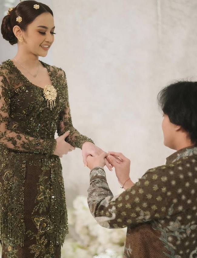 Kolom komentar Instagram @thebridestory yang pertama kali mengunggah foto-foto lamaran mereka dibanjiri dengan komentar yang mempertanyakan salah satu dari mereka pindah agama. “Mahalini login?” tulis netizen yang menyindir tentang pindah agama. “Siapa nih yang akan login?” pertanyaan lainnya dari netizen. Foto: dok. Instagram/@thebridestory