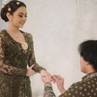 Kolom komentar Instagram @thebridestory yang pertama kali mengunggah foto-foto lamaran mereka dibanjiri dengan komentar yang mempertanyakan salah satu dari mereka pindah agama. “Mahalini login?” tulis netizen yang menyindir tentang pindah agama. “Siapa nih yang akan login?” pertanyaan lainnya dari netizen. Foto: dok. Instagram/@thebridestory