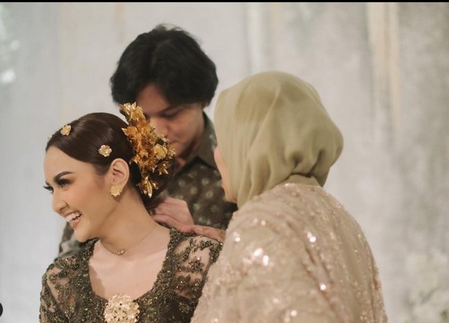 Hubungan asmara Mahalini dan Rizky Febian kerap kali menjadi sorotan karena keromantisan keduanya. Meski begitu perbedaan agama mereka juga jadi kontroversi. Mengejutkannya, kedua sejoli itu menggelar acara pertunangan. Foto: dok. Instagram/@thebridestory