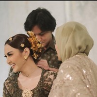 Hubungan asmara Mahalini dan Rizky Febian kerap kali menjadi sorotan karena keromantisan keduanya. Meski begitu perbedaan agama mereka juga jadi kontroversi. Mengejutkannya, kedua sejoli itu menggelar acara pertunangan. Foto: dok. Instagram/@thebridestory