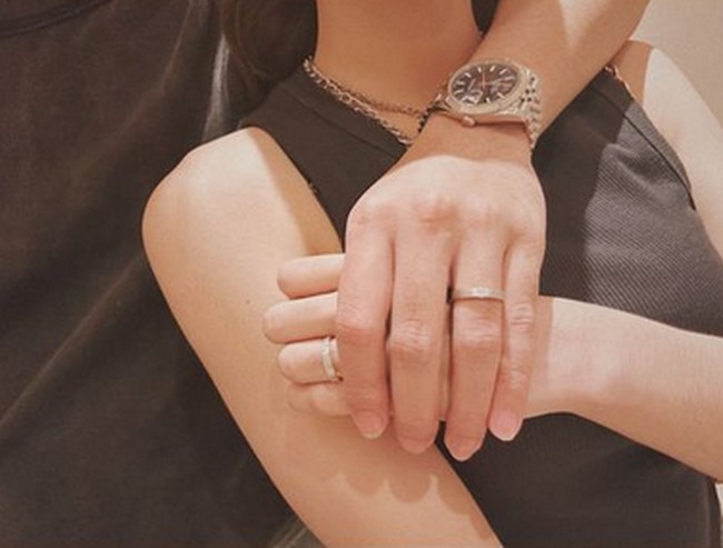 Semakin menegaskan bahwa keduanya memang akan melanjutkan ke jenjang serius, Instagram Story Rizky Febian pun mengunggah foto tangannya dan kekasihnya itu yang sama-sama menggunakan cincin di jari manis. Foto: dok. Instagram/Rizky Febian