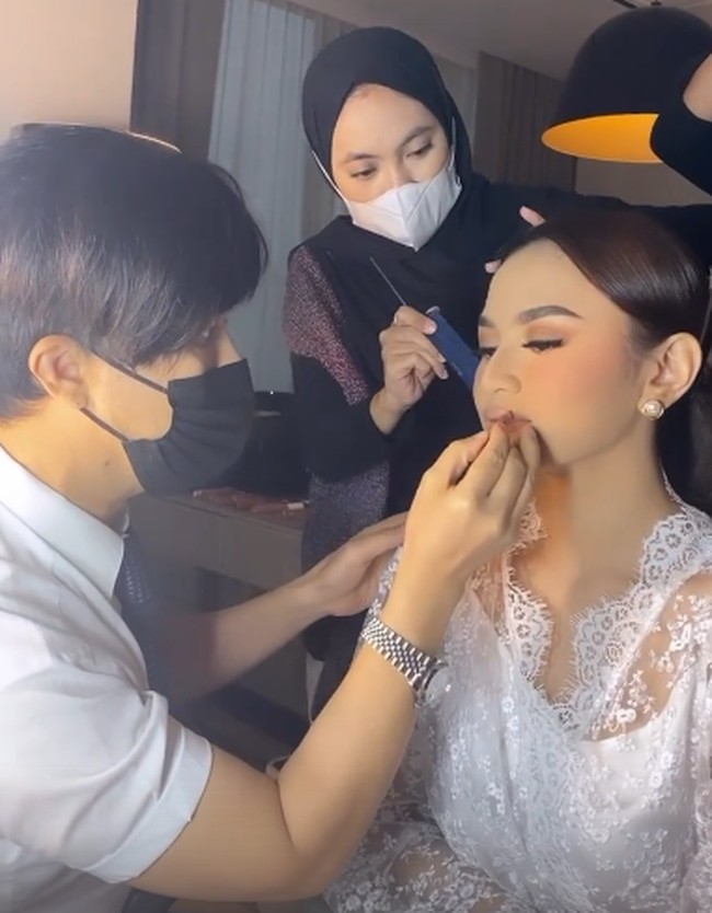 Di hari lamarannya, Mahalini tampil cantik dengan riasan flawless bernuansa pink-nude. Bennu Sorumba yang ditunjuk sebagai makeup artist di momen lamaran tersebut. Foto: dok. Instagram/@bennusorumba
