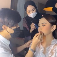 Di hari lamarannya, Mahalini tampil cantik dengan riasan flawless bernuansa pink-nude. Bennu Sorumba yang ditunjuk sebagai makeup artist di momen lamaran tersebut. Foto: dok. Instagram/@bennusorumba