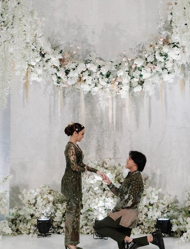 Secara resmi, Rizky Febian melamar Mahalini pada Minggu (7/5/2023) di hotel Langham. Foto: dok. Instagram/@thebridestory